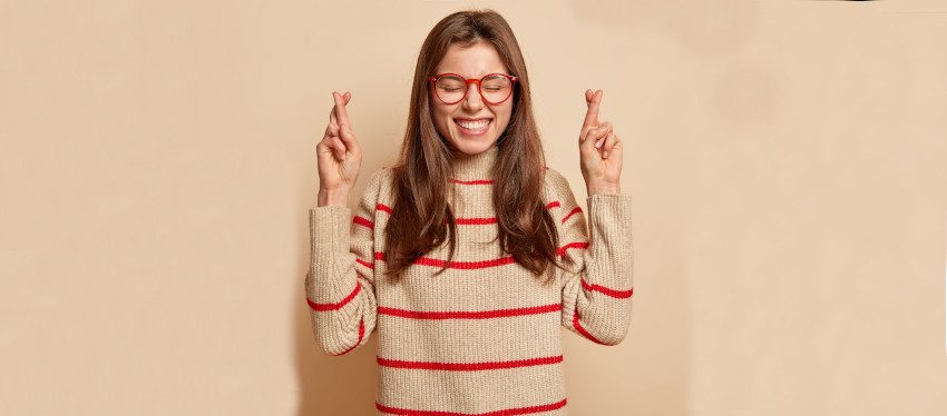 Persona cruzando los dedos con esperanza en el sorteo de Euromillones